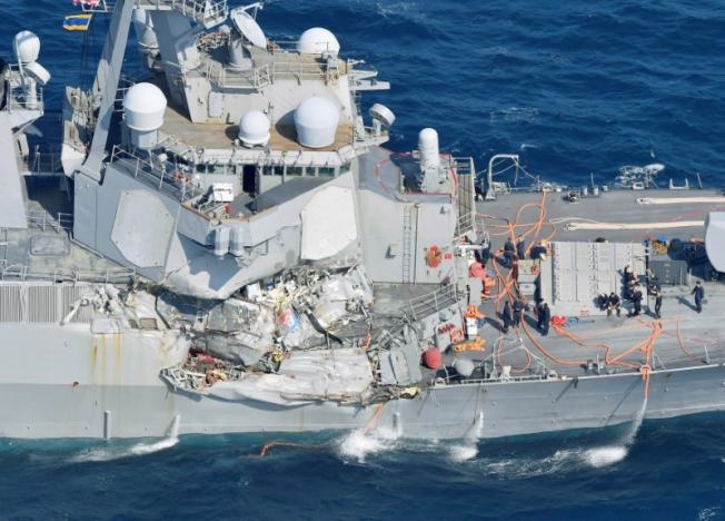 تصاویر | برخورد ناوشکن آمریکایی با کشتی تجاری فیلیپین | ۷ نفر مفقود شدند